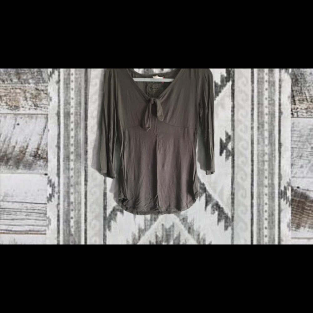 Charcoal gray quarter sleeve top.